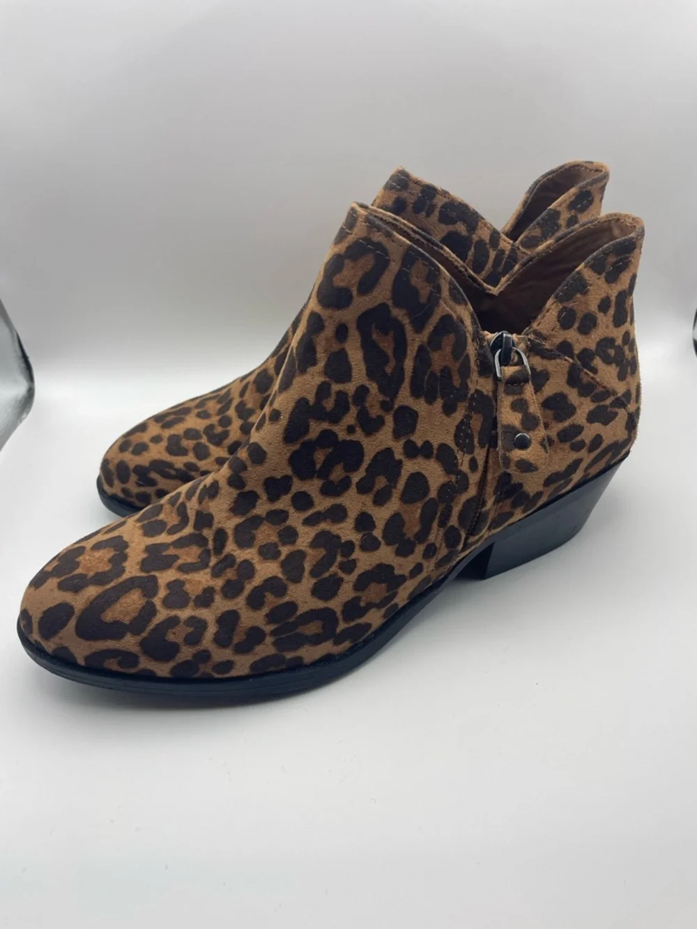 Classic New SO Women's Angelfish Leopard Ankle Boots size 8 block heel booties